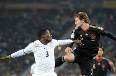 Arne Friedrich (rechts, Deutschland) und Asamoah Gyan (Ghana)