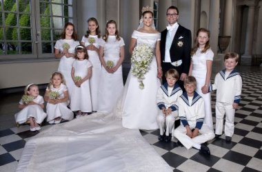 Victoria und Daniel mit allen Brautjungfern, Blumenmädchen und -jungen