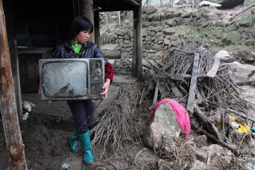 Bajiaoshan (Region Xinhua): Eine Bewohner rettet ihren Fernseher