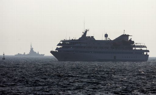 Ein israelischen Schiff eskortiert ein Schiff der Befreiungsflotte bis zum Hafen von Aschdod