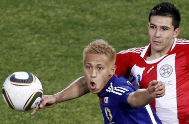 Antolin Alcarez (rechts, Paraguay) und Keisuke Honda (links, Japan)