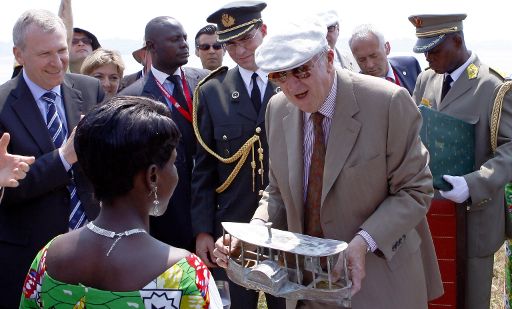Yves Leterme und König Albert in Kinshasa: Übergabe eines Willkommen-Geschenks von einem lokalen Model