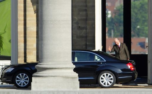 König Albert vor dem Schloss Laken in Brüssel: Die Verhandlungen laufen weiter