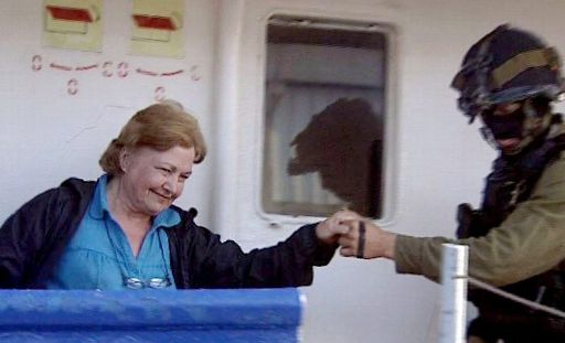 Mairead Maguire verlässt die "Rachel Corrie" am Samstag