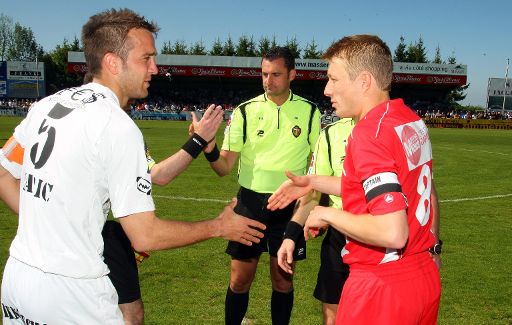 Mijat Maric (links) und Tom Van Imschoot (Mons, rechts) vor dem Aufstiegsspiel der AS in die 1. Division (23. Mai)