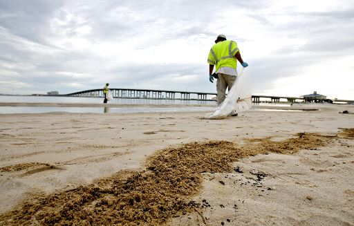 Arbeiter auf der Suche nach Ölklumpen: Ocean Springs, Mississippi, 28. Juni
