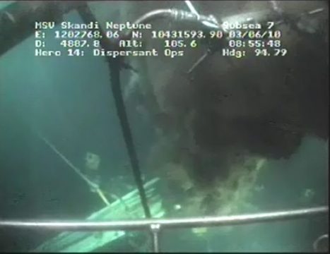 Das Öl sprudelt weiter aus dem Bohrloch ins Meer