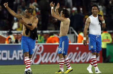 Paulo da Silva, Nelson Valdez und Lucas Barrios (Paraguay) freuen sich über Sieg