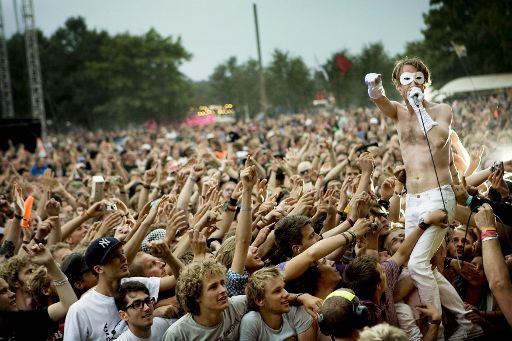 Bob Hund und tausende Fans auf dem Roskilde in Dänemark (2008)