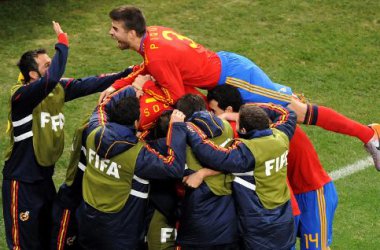 Gerard Pique (Spanien) springt vor Freude