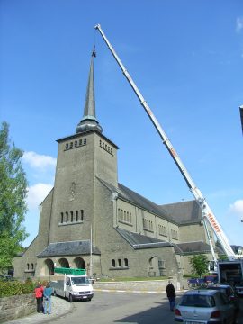 St. Vith: Kreuz und Wetterhahn kehren auf Kirchturm zurück