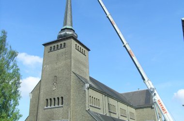 St. Vith: Kreuz und Wetterhahn kehren auf Kirchturm zurück