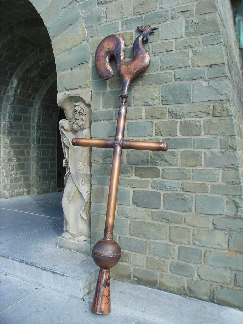St. Vith: Kreuz und Wetterhahn kehren auf Kirchturm zurück