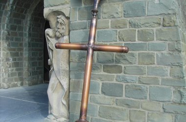 St. Vith: Kreuz und Wetterhahn kehren auf Kirchturm zurück