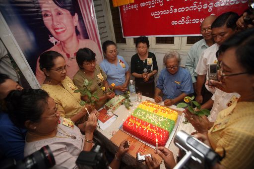 Mitglieder der 'National League for Democracy' feiern den Geburtstag von Aung San Suu Kyi (Yangon, 19. Juni)