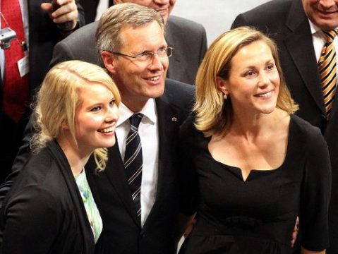 Nach der Wahl: Christian Wulff mit seiner Ehefrau Bettina (r) und seiner Tochter Annalena