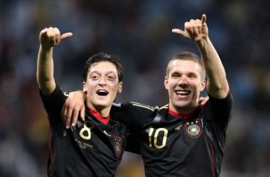 Feiern den Sieg: Özil und Podolski