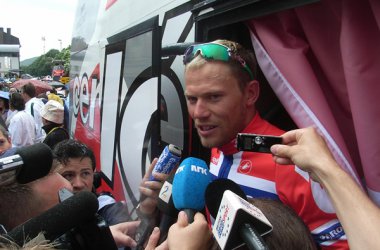 Der Norweger Thor Hushovd stellt sich den Fragen von Presse und Fans