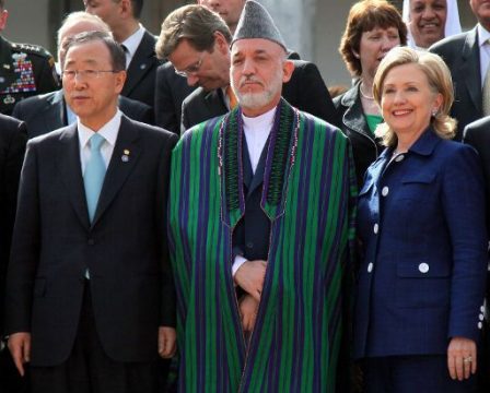 Afghanistans Präsident Karsai mit UN-Generalsekretär Ban Ki-Moon (li) und US-Außenministerin Hillary Clinton