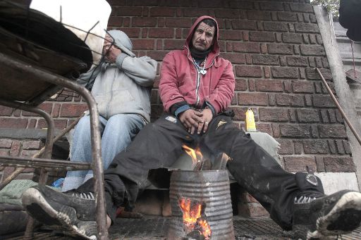 Buenos Aires: Nachbarn wärmen sich gemeinsam an Straßenfeuern (19.7.)
