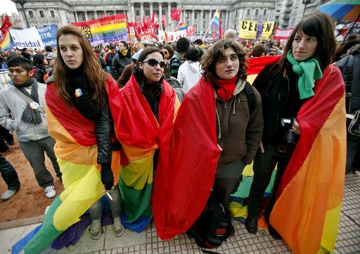 Regenbogen-Mahnwache vor dem Parlament in Buenos Aires