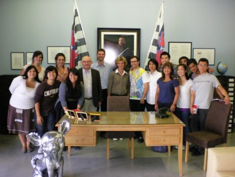 In der Mitte: Francis Feidler (Direktor des ikob), Professor Jeroen Dewulf und Yvonne Küchenberg (Mitglied des Verwaltungsrat des ikob)