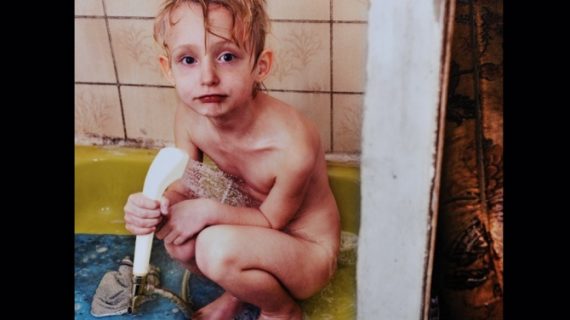 Das Foto auf dem PC des Kardinals: La Douche II - Laura Baudoux