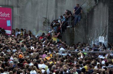 Kein Halt: Einige Besucher stürzten von der Treppe ab