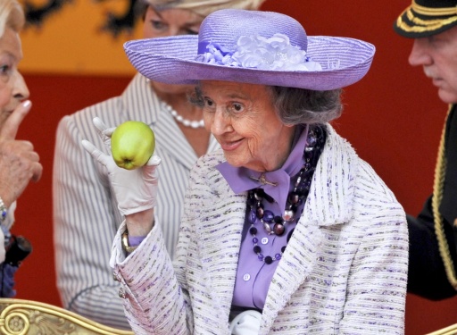 Königin Fabiola am 21.7.2009 mit einem Apfel - nach der Armbrust-Drohung