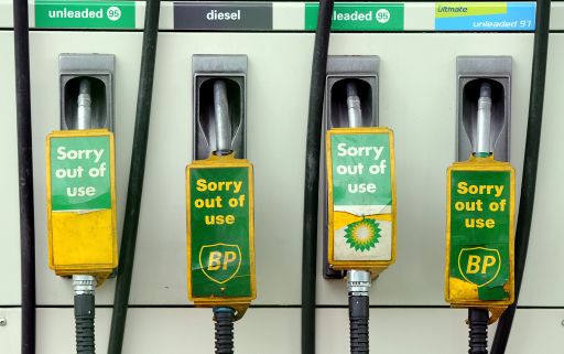 "Sorry out of use": Greenpeace blockiert BP-Standorte