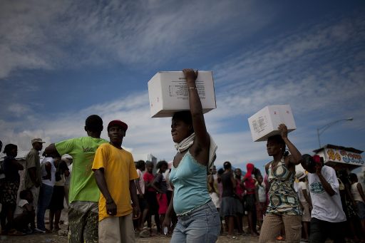 Flüchtlingslager in Port-Au-Prince: Hunderte Menschen stehen für Nahrung an
