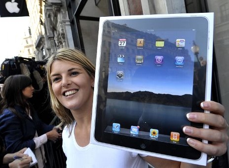 Ich hab eins! Glückliche iPad-Käuferin in London (28. Mai)