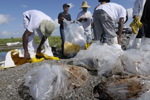 Louisiana am Wochenende: Arbeiter verpacken den verschmutzten Sand