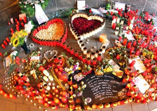 Viele Menschen trauern um die Opfer der Loveparade