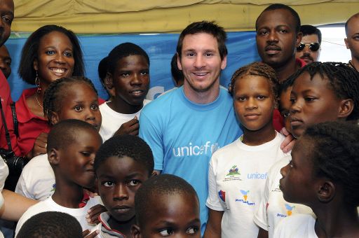 Unicef-Botschafter Lionel Messi mit Kindern in Port-au-Prince