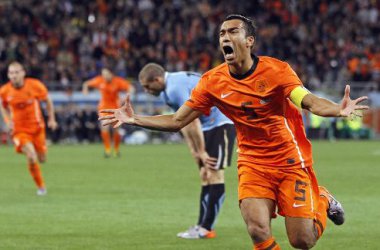 Giovanni van Bronckhorst nach dem ersten Tor für die Niederlande