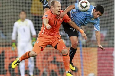 Arjen Robben (Niederlande) und Walter Gargano (Uruguay)