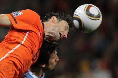 Mark van Bommel (Niederlande) und Mauricio Victorino (Uruguay)