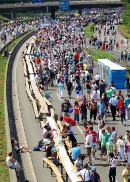 Ruhr.2010: Gigantisches Straßenfest auf der A40