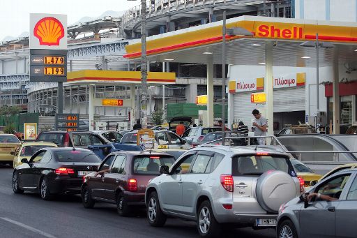 Nur noch wenige Tankstellen haben noch Sprit: Hier bilden sich lange Warteschlangen