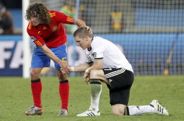 Puyol (Spanien) hilft Schweinsteiger (Deutschland) nach dem Spiel auf