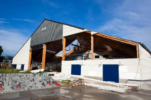 Sporthalle in Jodoigne: Das Dach wurde weg gefegt - mehrere Menschen, die sich in der Halle aufhielten, wurden verletzt