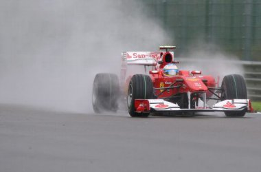 Nasses freies Training: Fernando Alonso fährt die erste Bestzeit