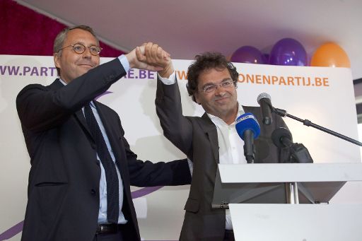 Mischael Modrikamen und Rudy Aernoudt auf der Wahlparty (13.6.)