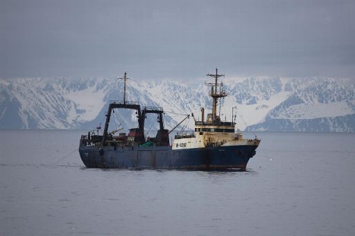 Russisches Schiff unterwegs in der Arktis