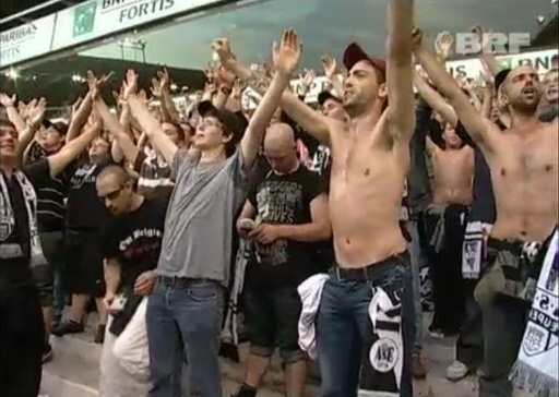 Der AS Eupen-Fanblock im Stadion von Anderlecht