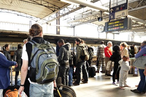 Wer in Zukunft Auslandsfahrkarten am Schalter kaufen möchte, muss sieben Euro zahlen
