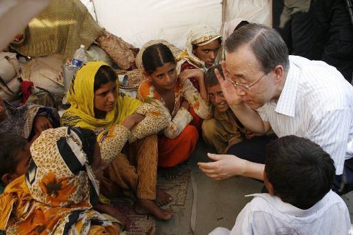 UN-Generalsekretär Ban Ki Moon besucht ein Flüchtlingslager in Punjab
