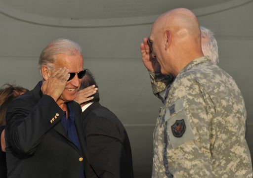 US-Vizepräsident Joe Biden wird von General Raymond Odierno begrüßt