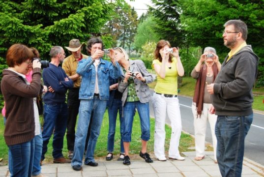 Bilder gegen Armut: Kostenlose Fotokurse für die Teilnehmer (hier mit Willy Filz)